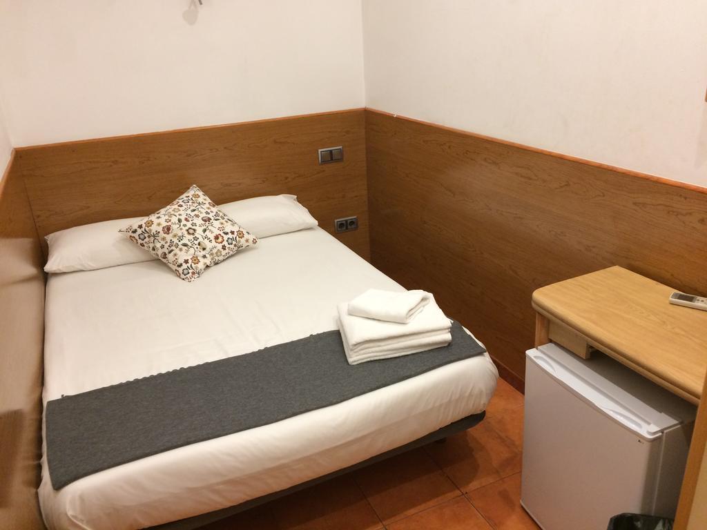 Estudios Pelayo Guest House บาร์เซโลนา ภายนอก รูปภาพ